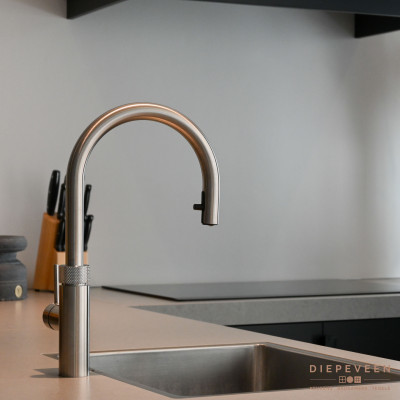 Niet te missen is de Quooker PRO3 Deze is voorzien van een uittrekbare perlator en beschikt over een kindveilige (dubbel) druk-draai bedieningsknop