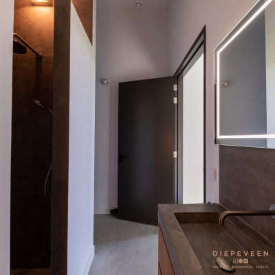 Moderne badkamer met beton en groen