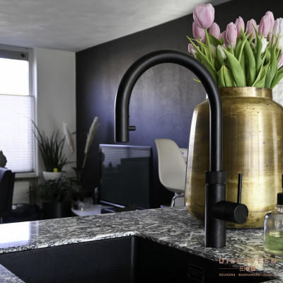 Luxe van de Flex Quooker kraan met de opties warm, koud en kokend water met kind veilige dubbel druk-draai bedieningsknop en uittrekbare perlator.