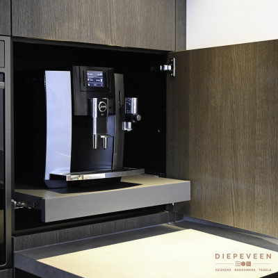 Dit koffieapparaat zit op een prachtige plek, je kunt deze in en uitschuiven