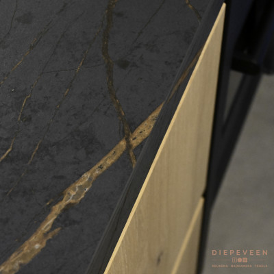 Speciaal blad met houtlook aders deze passen perfect bij de eiken fronten