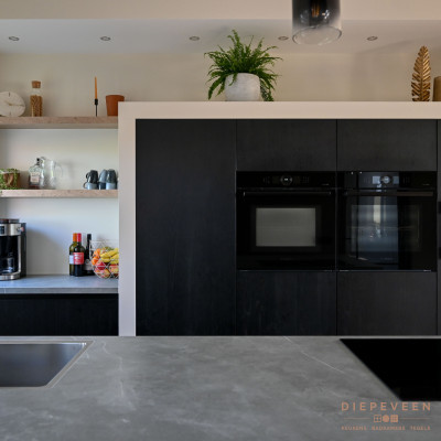 De stijlvolle planken zorgen voor ruimte voor de accessoires