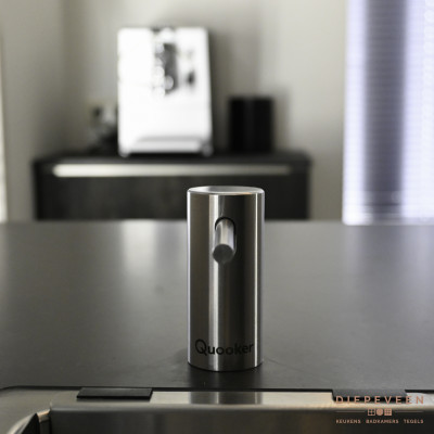 Het zeeppompje is een mooi extra detail in deze keuken