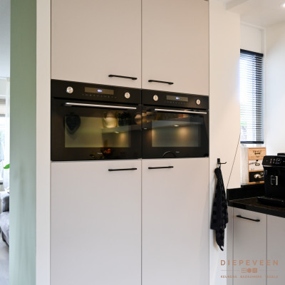 De kleine kastenwand zorgt voor extra opbergruimte en maakt plaats vrij voor apparatuur op hoogte