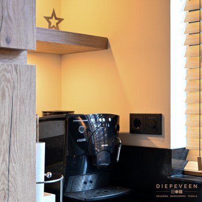 De nis in de hoek maakt ruimte voor het koffiezetapparaat. De sfeerverlichting zorgt voor een gezellige uitstraling