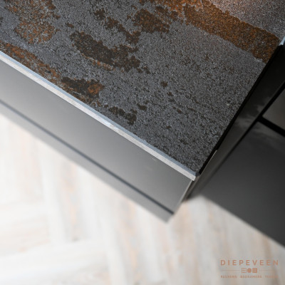 Het Dekton werkblad past mooi bij de vloer
