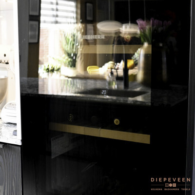 Voorzien van een wijnklimaatkoelkast, multifunctionele oven met magnetron functie, inductiekookplaat inclusief afzuigsysteem, multifunctionele oven met stoomfunctie, vaatwasser en koelkast!