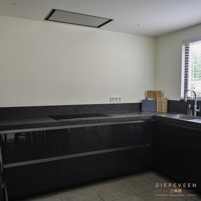 Moderne grijze keuken