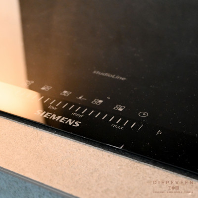 De inductiekookplaat is uitgevoerd met 4 kookzones en 1 braadzone en panherkenning