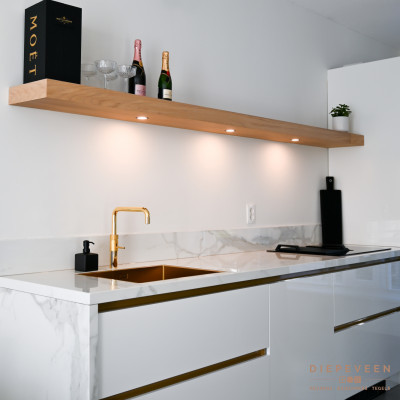 Hoogglans wit front in combinatie met een marmerlook werkblad