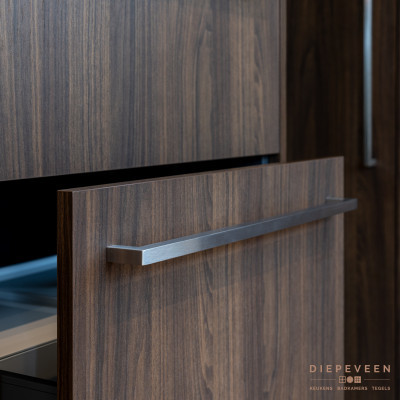 De lange grepen ogen strak en passen perfect in het interieur