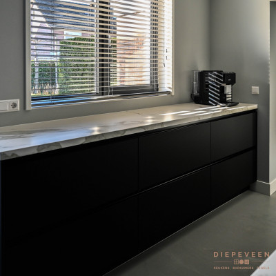 Keuken met zwart en marmer