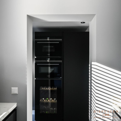 Keuken met zwart en marmer