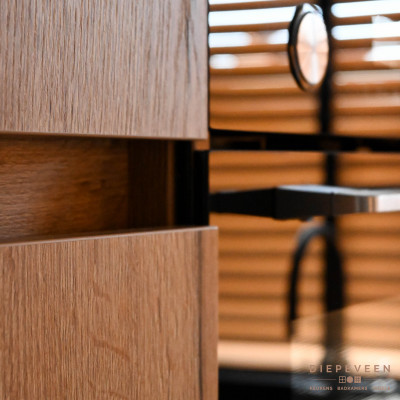 Bij de kastenwand zijn er extra grote handgrepen achtergelaten wat een sportieve onderbreking creëert