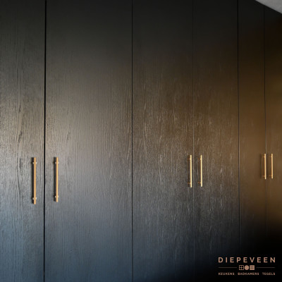 Zwart houtlook front in combinatie met een goudlook greep