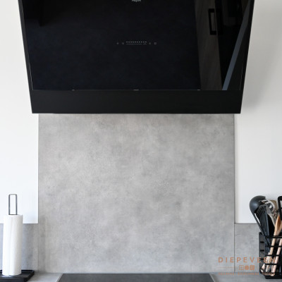 Het werkblad is omhoog gemonteerd tegen de achterwand