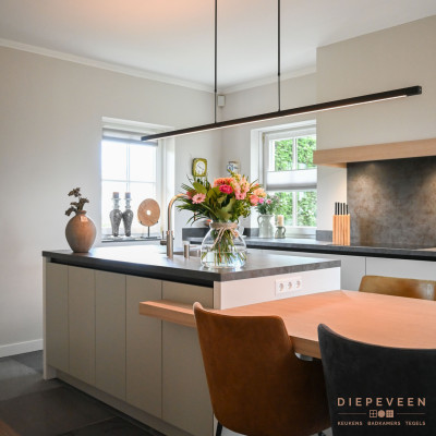 De keuken is voorzien van een Grey Satin keramiek werkblad