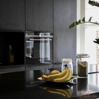 De kastenwand geeft een moderne uitstraling