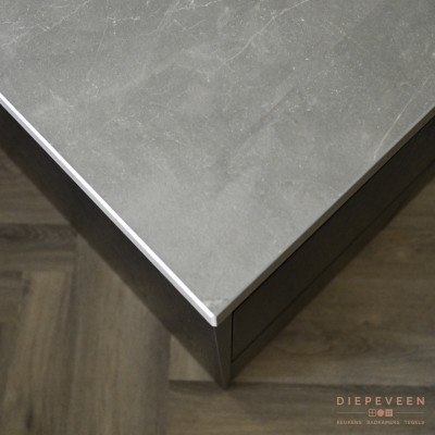 Zwart front in combinatie met een grijs keramiek werkblad zonder randafwerking