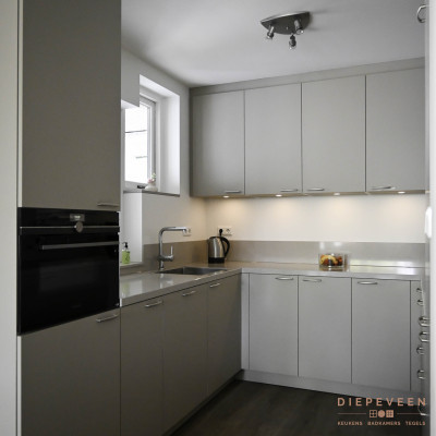 Moderne witte keuken