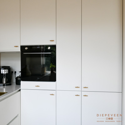 De kastenwand zorgt voor genoeg opbergruimte