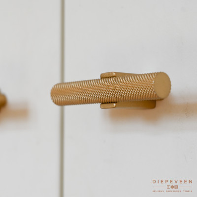 Goudlook greep, een must in deze keuken en benadrukt extra de stijlvolle look