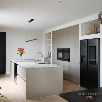 Zand kleurige hoogglans fronten