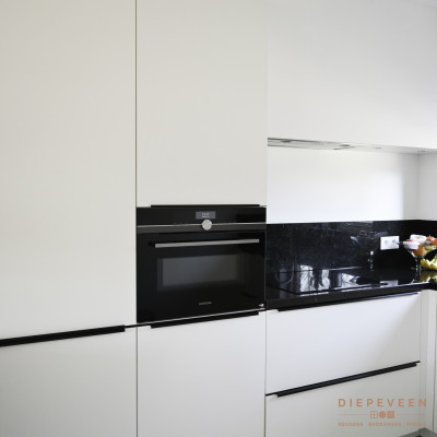 Door de white finemat fronten heeft de keuken een frisse inkijk