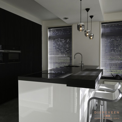 De tegels geven een extra mooie tint aan het ruime kookeiland