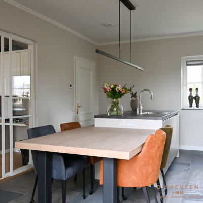 De eettafel is aan het eiland bevestigd dit zorgt ervoor dat er meer ruimte overblijft