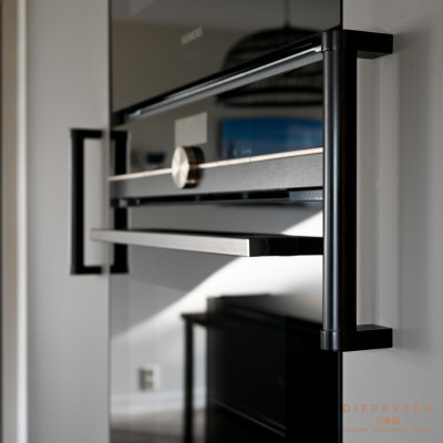 De lange zwarte greep combineert perfect met het zwarte design apparatuur