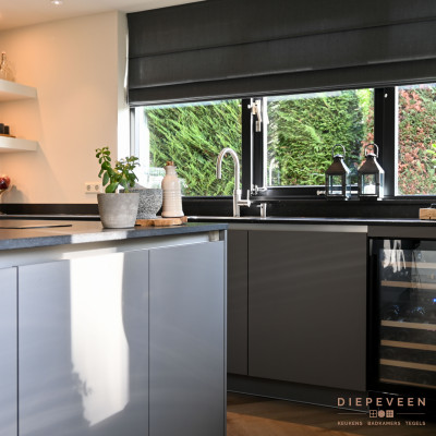 Genieten van een wijntje op temperratuur? Met de luxe wijnkoeler met ruimte voor wel 17 flessen en verschillende koelzones doe je dat iedere avond!