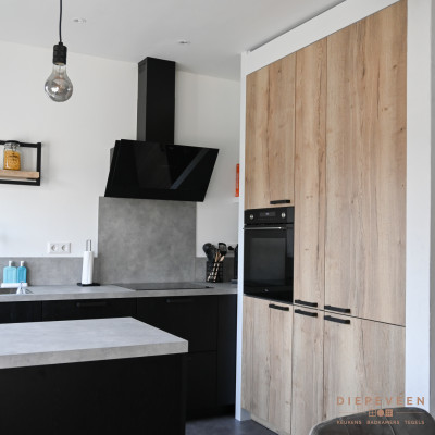 De houtlook kastenwand geeft een warme sfeer aan de keuken
