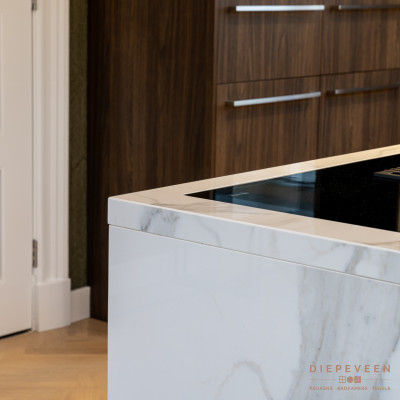 De zachtgrijze uiteenlopende aders geven een luxueuze uitstraling