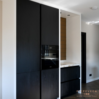 De gouden tegels tegen de achterwand hebben een luxueuze uitstraling