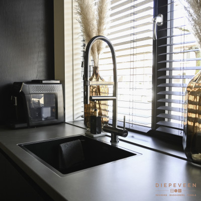 Hoge kraan uitgevoerd met extra boiler voor het warme water