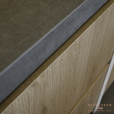 Eiken greeploze fronten in combinatie met grijs keramiek werkblad