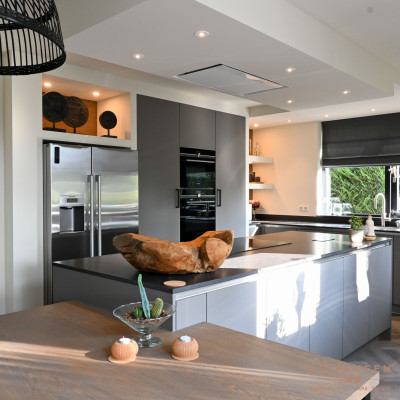 Ruime grijze woonkeuken