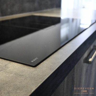 Voorzien van een inductiekookplaat inclusief afzuigsysteem en een grillplaat