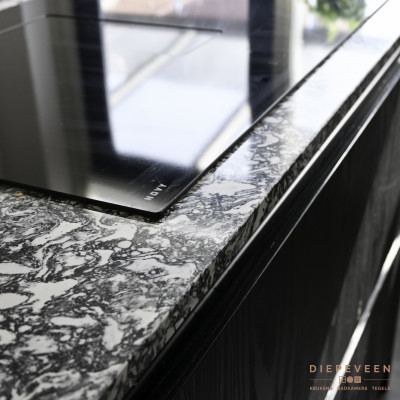 Zwarte inductiekookplaat inclusief afzuiging