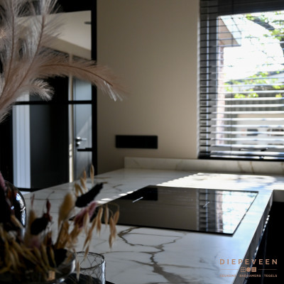 De zwarte kookplaat geeft een chique uitstraling aan de keuken