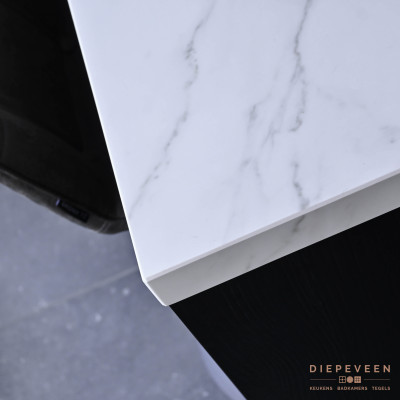 Moderne keuken met kookeiland