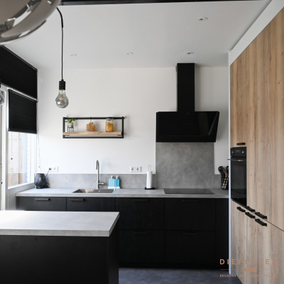 Hoekkeuken met kastenwand en eiland