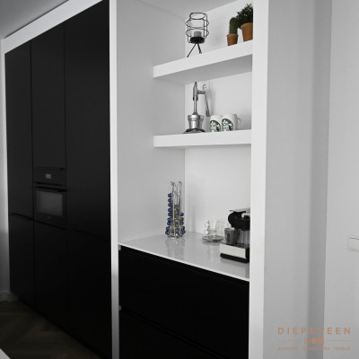 Moderne keuken met kookeiland