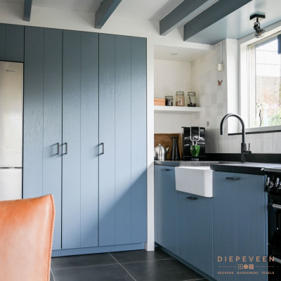 De witte spoelbak maakt keuken helemaal af