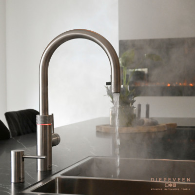 Quooker kraan met 100 graden heet water en een bijpassend zeeppompje