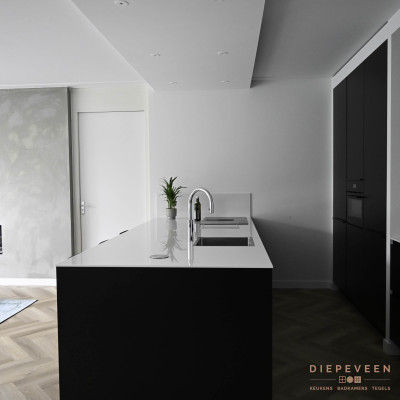 Moderne keuken met kookeiland