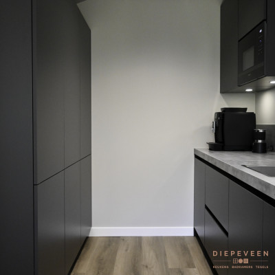 Zwarte kastenwand voor extra opbergruimte