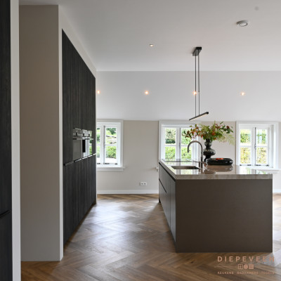 Het eiland is op de juiste afstand van de kastenwand geplaatst. Hierdoor kun je gemakkelijk langs elkaar heenlopen.