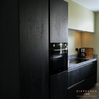 De oven is op een fijne hoogte ingebouwd.